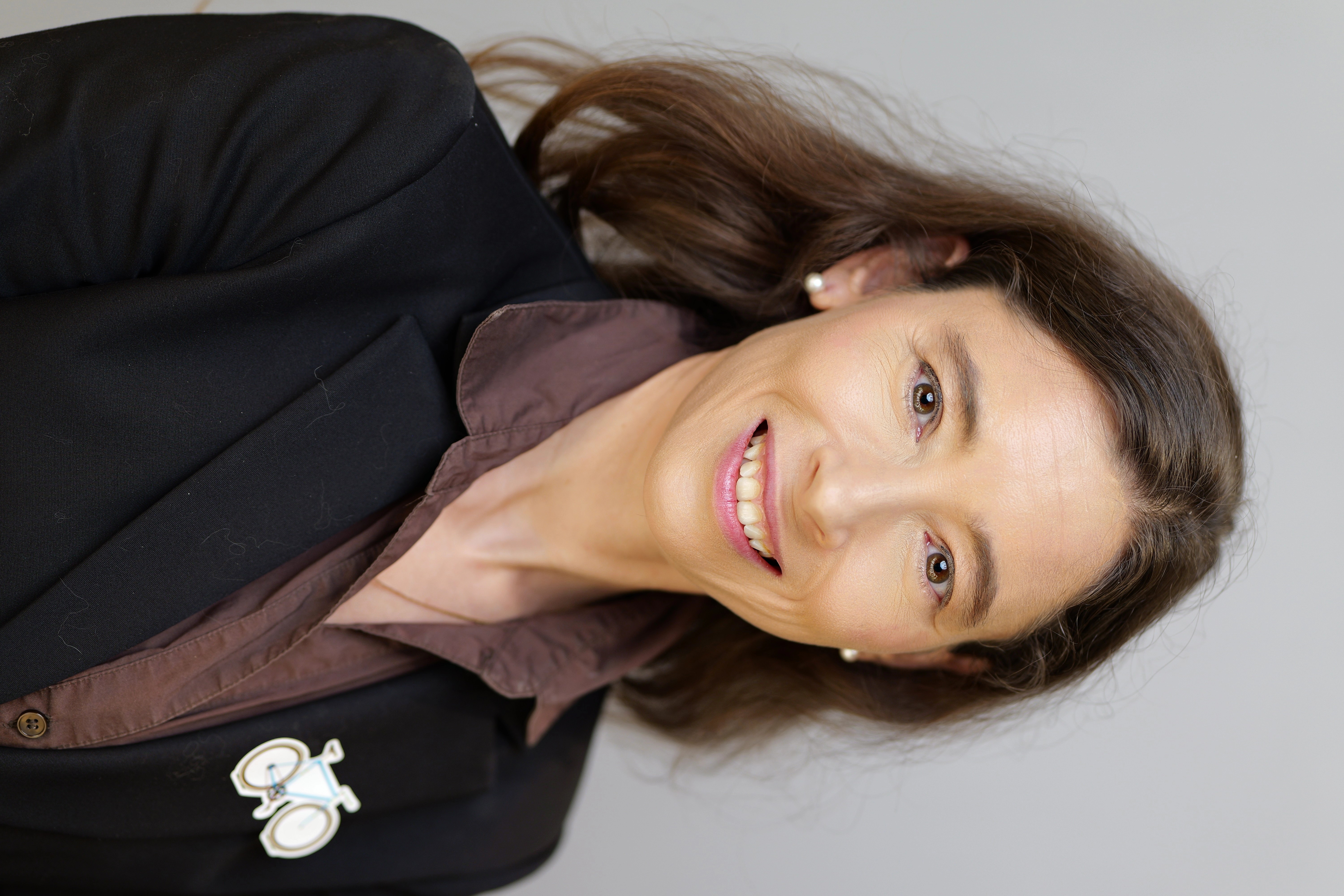 Portrait of EChO, founder of RideFlow DC, wearing a bicycle lapel pin